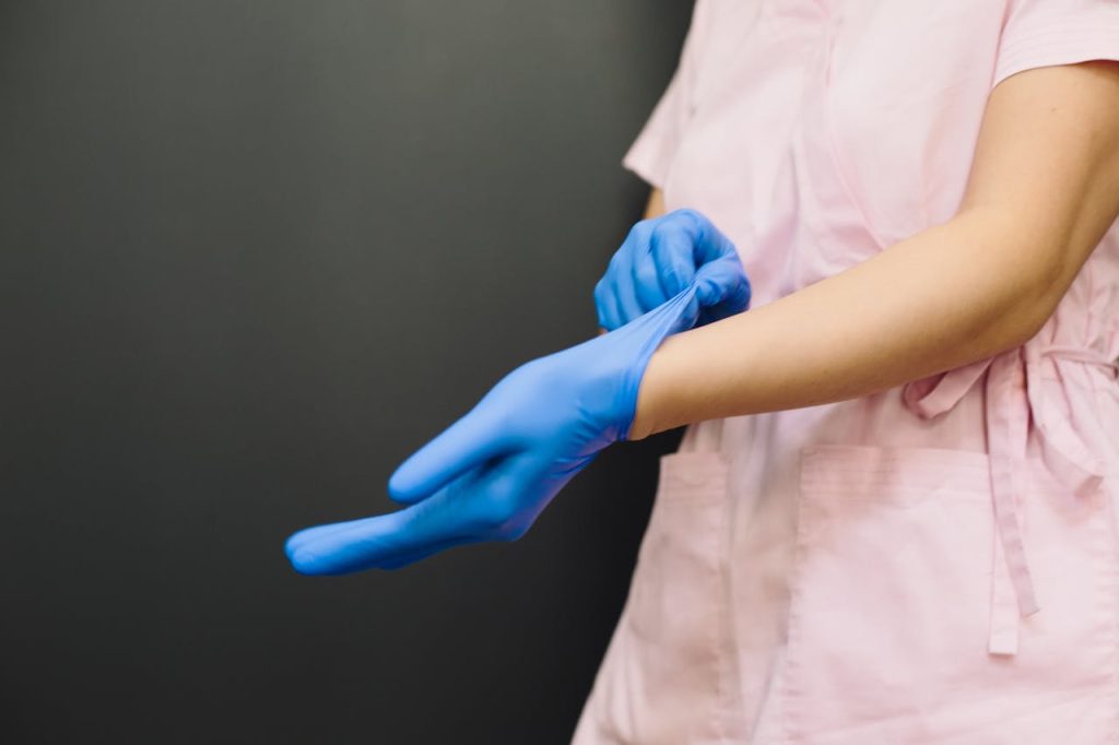Perbedaan Nitrile Glove dan Latex Glove